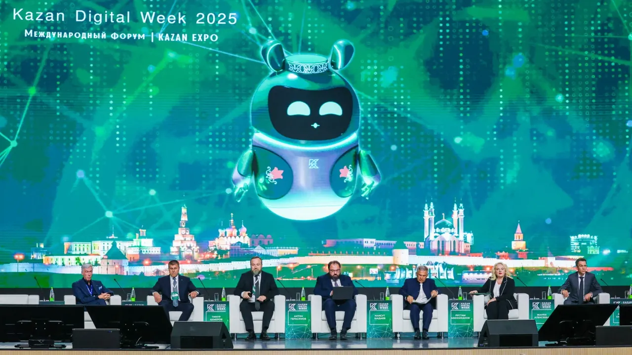 Участники пленарной дискуссии сидят на сцене Kazan Digital Week 2025 перед большим экраном.